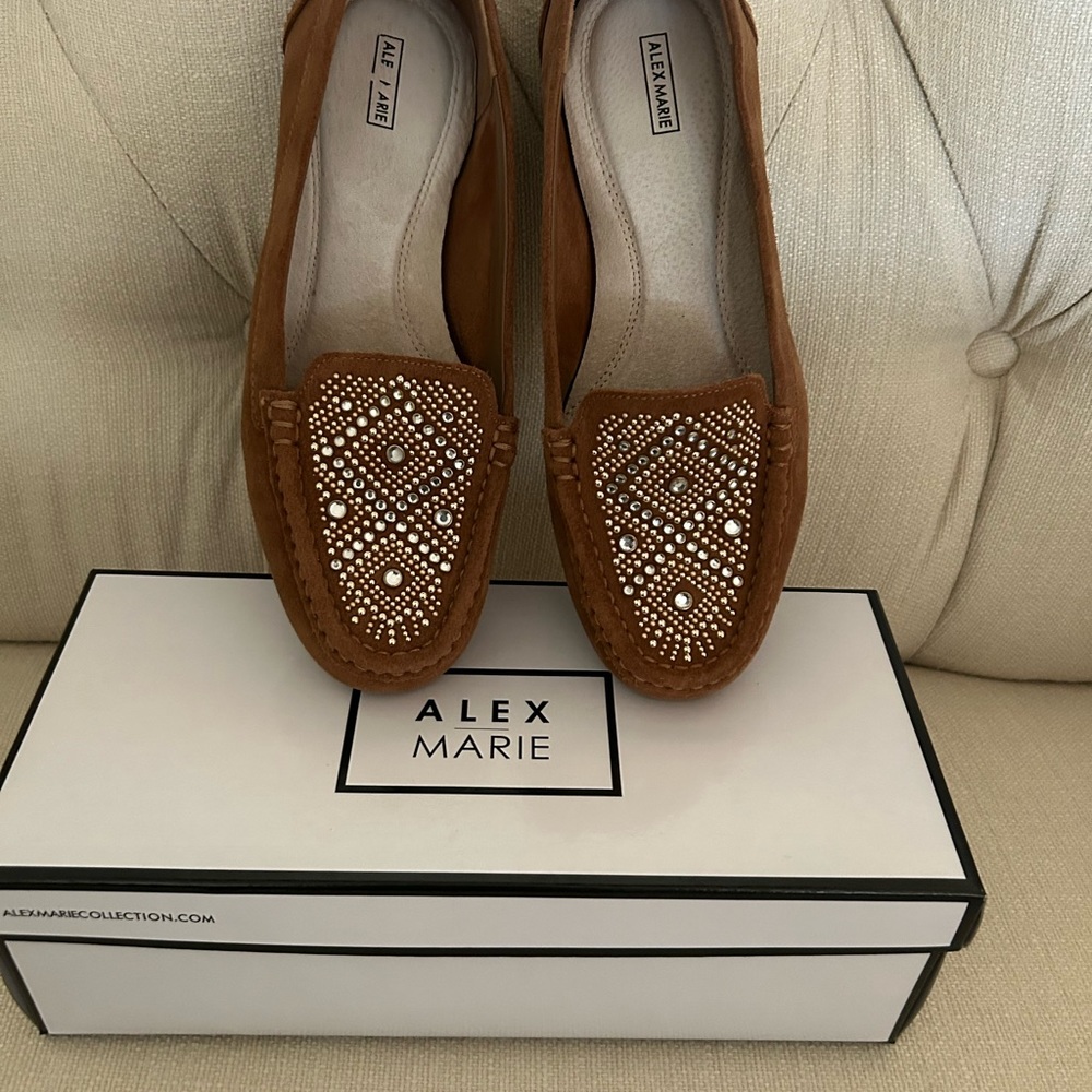 NEVER WORN! ALEX MARIE Suede size 8M